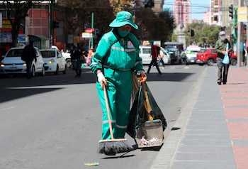 Imagen de archivo de trabajadoras de "La Paz Limpia" en La Paz, Bolivia. EFE/ Martin Alipaz