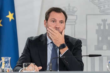 15/09/2026 El ministro de Transportes y Movilidad Sostenible, Óscar Puente, durante la rueda de prensa tras el Consejo de Ministros, en el Palacio de la Moncloa, a 15 de septiembre de 2026, en Madrid (España). El Gobierno ha abordado en el Consejo de Ministros y en la reunión previa a este el seguimiento sobre la situación en Ceuta tras la crisis migratoria que afecta a la ciudad autónoma desde el mes de julio. Además el Consejo de Ministros ha aprobado el texto definitivo que regula el llamado comité de inversiones estratégicas, un órgano que facilita que empresas consideradas estratégicas cuenten con una vía rápida para poder operar en España en el plazo de un mes.
POLITICA
Diego Radamés - Europa Press