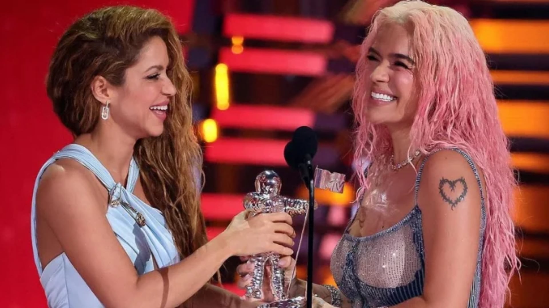 Karol G y Shakira destinaron más de dos millones de dólares en donaciones y proyectos para apoyar la reconstrucción y la educación en las zonas más afectadas por el terremoto, reafirmando su compromiso con las comunidades vulnerables de Colombia - crédito AFP