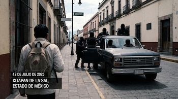 Hombre con mochila de espaldas en una calle. Una camioneta oscura con cuatro individuos se detiene. Edificios. Un letrero Centro. Texto con fecha y lugar.