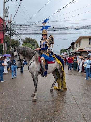 Las palillonas protagonizan uno de los momentos más esperados de los desfiles con sus coreografías y movimientos coordinados. (Foto: Cortesía / redes sociales)