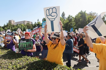 Las grandes productoras de medios, como Paramount y Warner Bros. Discovery, implementan despidos y reorganizaciones globales. Disney podría sumarse a esta tendencia (REUTERS/David Swanson)