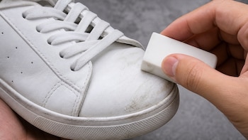 El insólito truco de la goma de borrar escolar que deja impecables los zapatos y los tenis en segundos