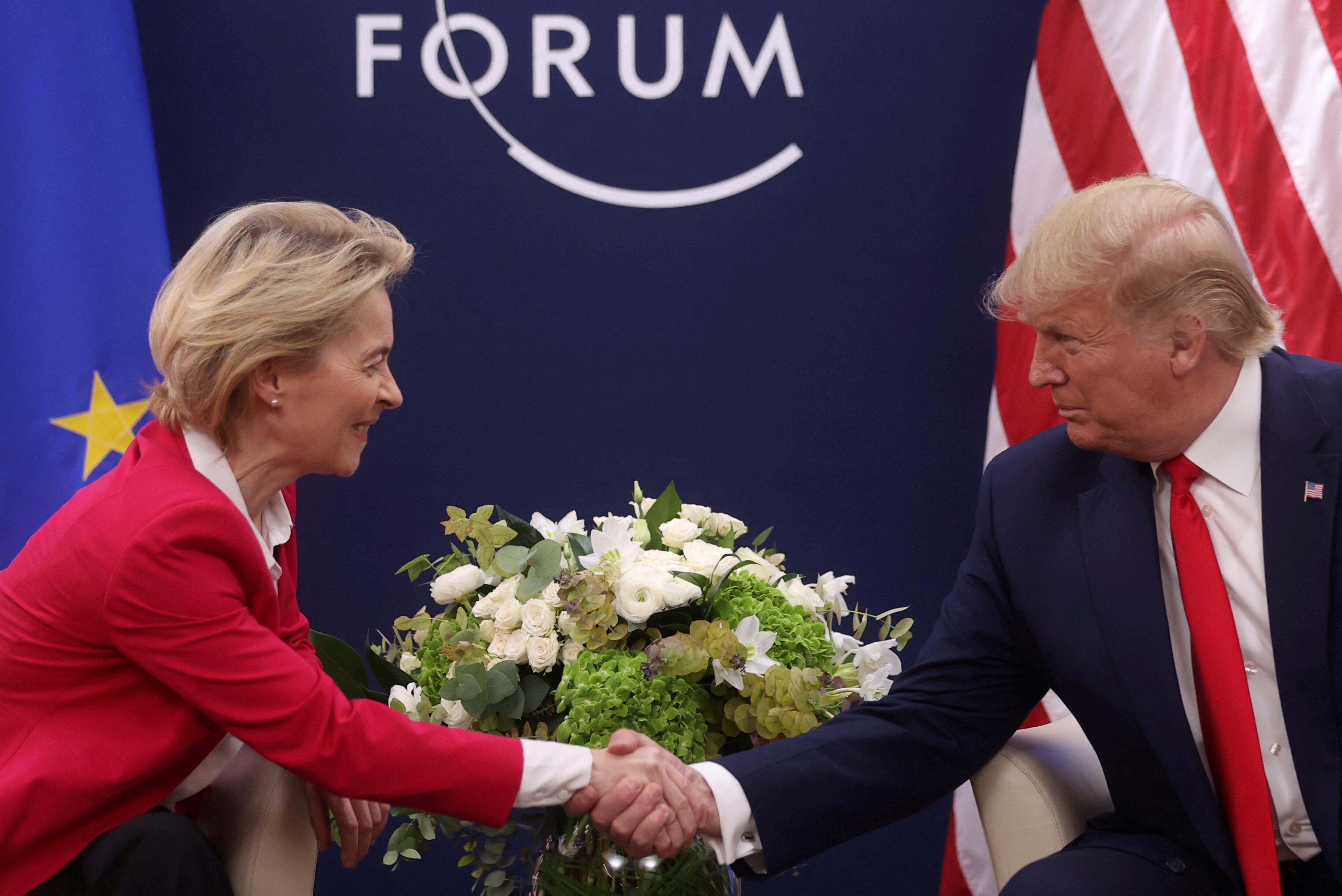 El presidente de Estados Unidos, Donald Trump, en una reunión con la presidenta de la Comisión Europea, Ursula von der Leyen, durante la 50ª reunión anual del Foro Económico Mundial (FEM) en Suiza, a enero de 2020. (REUTERS/Jonathan Ernst)