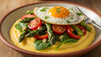 Receta de polenta con verduras y huevo, rápida y fácil