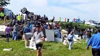 Un camión volcó en Entre Ríos, el chofer quedó atrapado y los vecinos saquearon una carga de pollo congelado