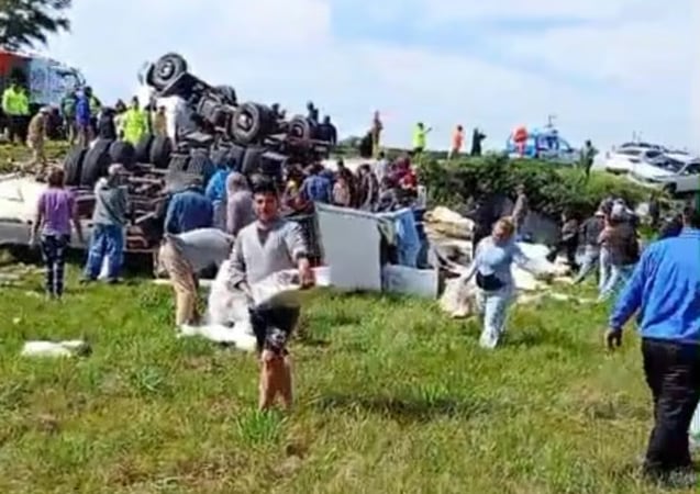 El conductor, de 25 años y oriundo de Concepción del Uruguay, fue rescatado a través de la claraboya e internado con lesiones leves en el Hospital Centenario