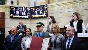 Congreso condecoró a subteniente que