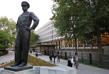 Estatua del presidente estadounidense Dwight D. Eisenhower frente a la Embajada de Estados Unidos en Londres (REUTERS/Suzanne Plunkett)