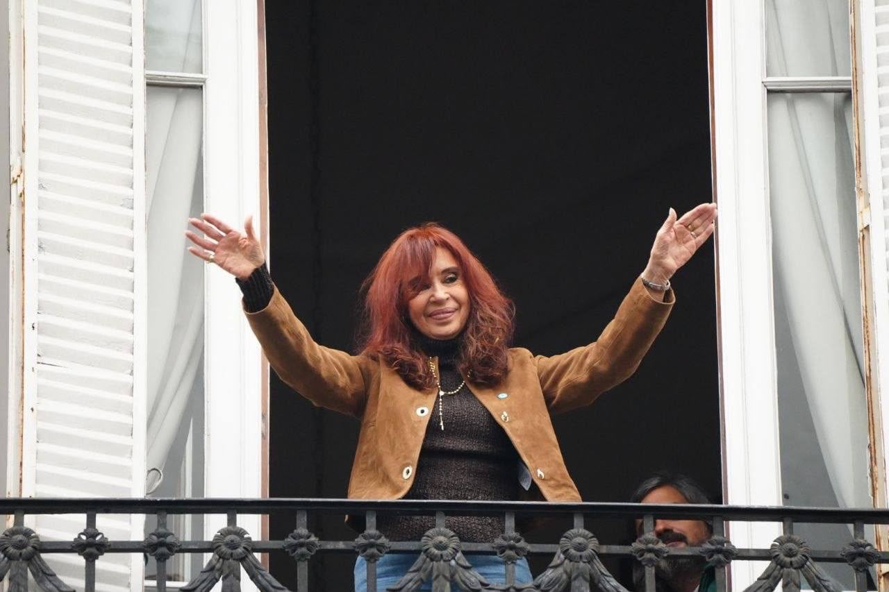 Cristina Kirchner este sábado, desde el balcón de su casa en San José 1111