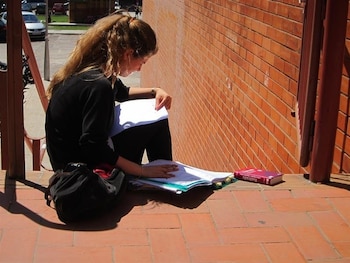 Una estudiante en la universidad.