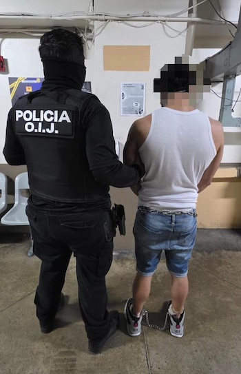 Tres personas fueron detenidas durante los operativos, entre ellas el principal sospechoso, quien ya descontaba prisión por otro homicidio. Crédito: OIJ