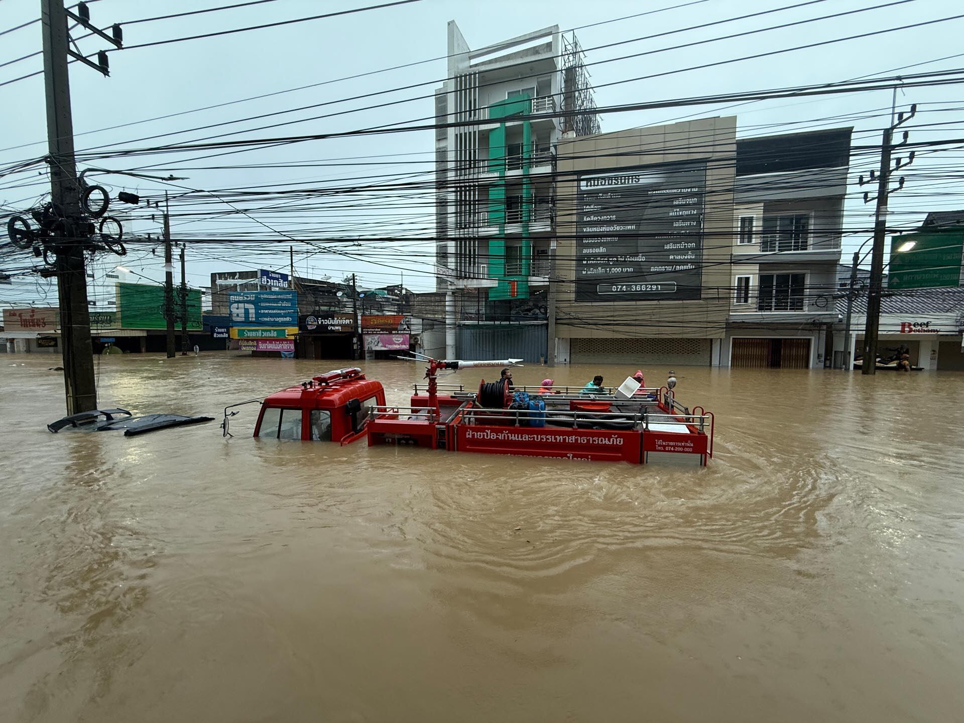 Un camión de bomberos quedó sumergido en las aguas de la inundación en la provincia de Songkhla, en el sur de Tailandia, el lunes 24 de noviembre de 2025. (Foto AP)