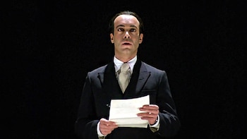 24/09/2026 FlixOlé celebra el legado de Federico García Lorca con una colección especial de adaptaciones y biopics del artista.
En el año en el que se celebra la figura de Federico García Lorca en el 90,º aniversario de su asesinato, y coincidiendo con el estreno en salas de 'La bola negra' de Javier Calvo y Javier Ambrossi, este viernes 25 de septiembre FlixOlé lanza una colección especial que recuerda el legado del célebre autor y su influencia en el cine español. Bajo el título 'Universo García Lorca', la colección incluye tanto adaptaciones de sus obras a la pantalla como biopics, documentales y piezas audiovisuales que, en general, aluden a su figura.
SOCIEDAD CULTURA
FLIXOLÉ