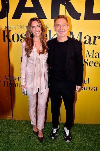 Adrián Suar y Rocío Robles en su primera salida oficial en calle Corrientes (RSFotos)