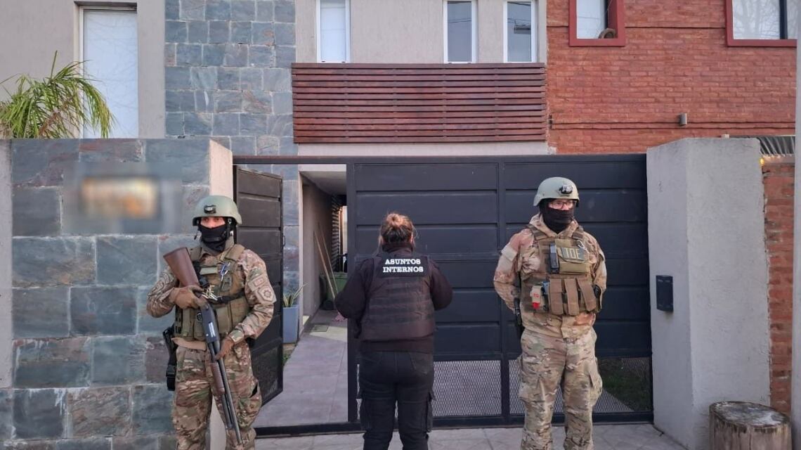 Tras una serie de allanamientos, la Policía de Santa Fe capturó a dos individuos por un caso de intento de extorsión a una concesionaria de automóviles (Foto: Gobierno de Sante Fe)