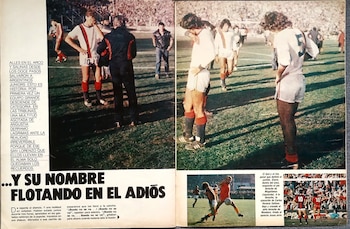 Revista abierta con múltiples fotografías de futbolistas en campo verde, camisetas blancas, rojas y naranjas, y público en tribunas