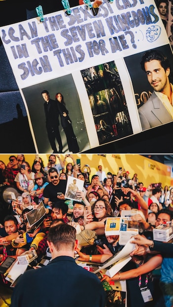 Un cartel hecho a mano con texto y fotos de 'La Casa del Dragón' en primer plano. Debajo, una multitud de fans, muchos con teléfonos, alcanzan a un individuo que firma autógrafos