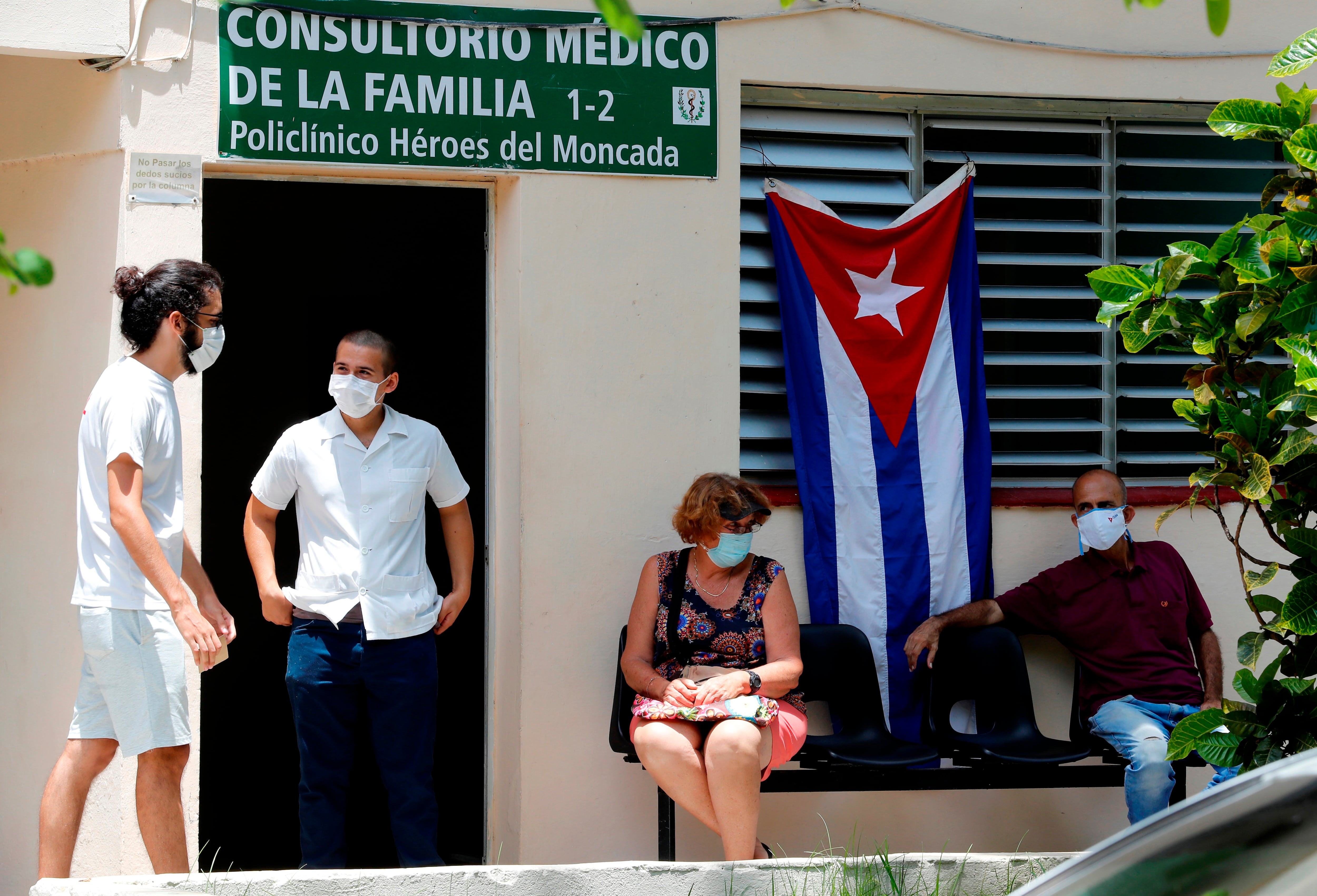 FOTO DE ARCHIVO: Varias personas esperan fuera de un consultorio médico para vacunarse con la vacuna cubana Abdala contra la covid-19 en La Habana (Cuba), en una fotografía de archivo. EFE/Ernesto Mastrascusa