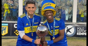 Luis Advíncula y Carlos Zambrano celebrando el título de la Copa de la Liga Argentina.