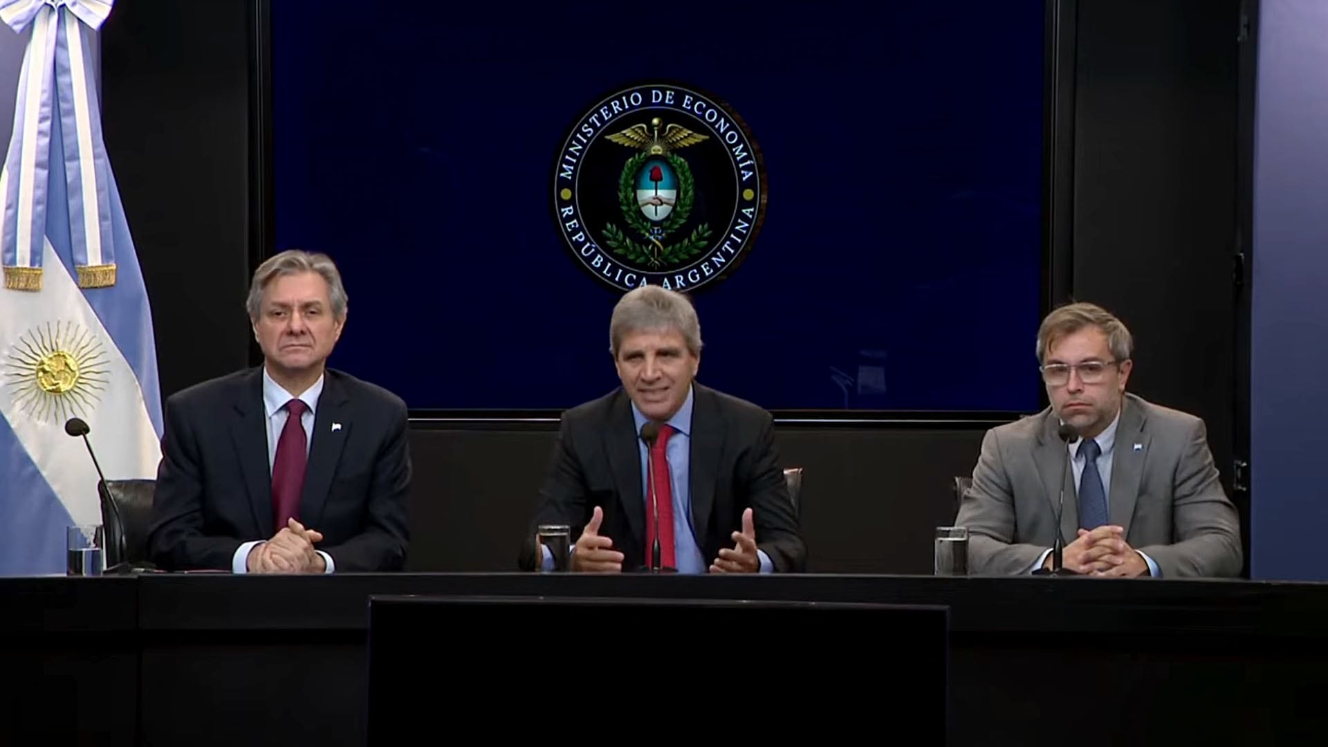 Caputo presentó el programa financiero junto al viceministro de Economía, José Luis Daza, y el secretario de Finanzas, Federico Furiase.