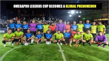 Varios exfutbolistas de élite en un evento con OmegaPro. (X/OmegaProOfficial)