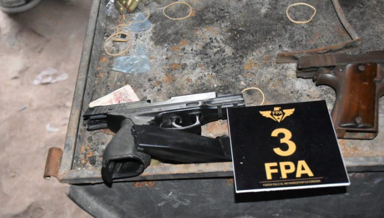 También secuestraron varias armas