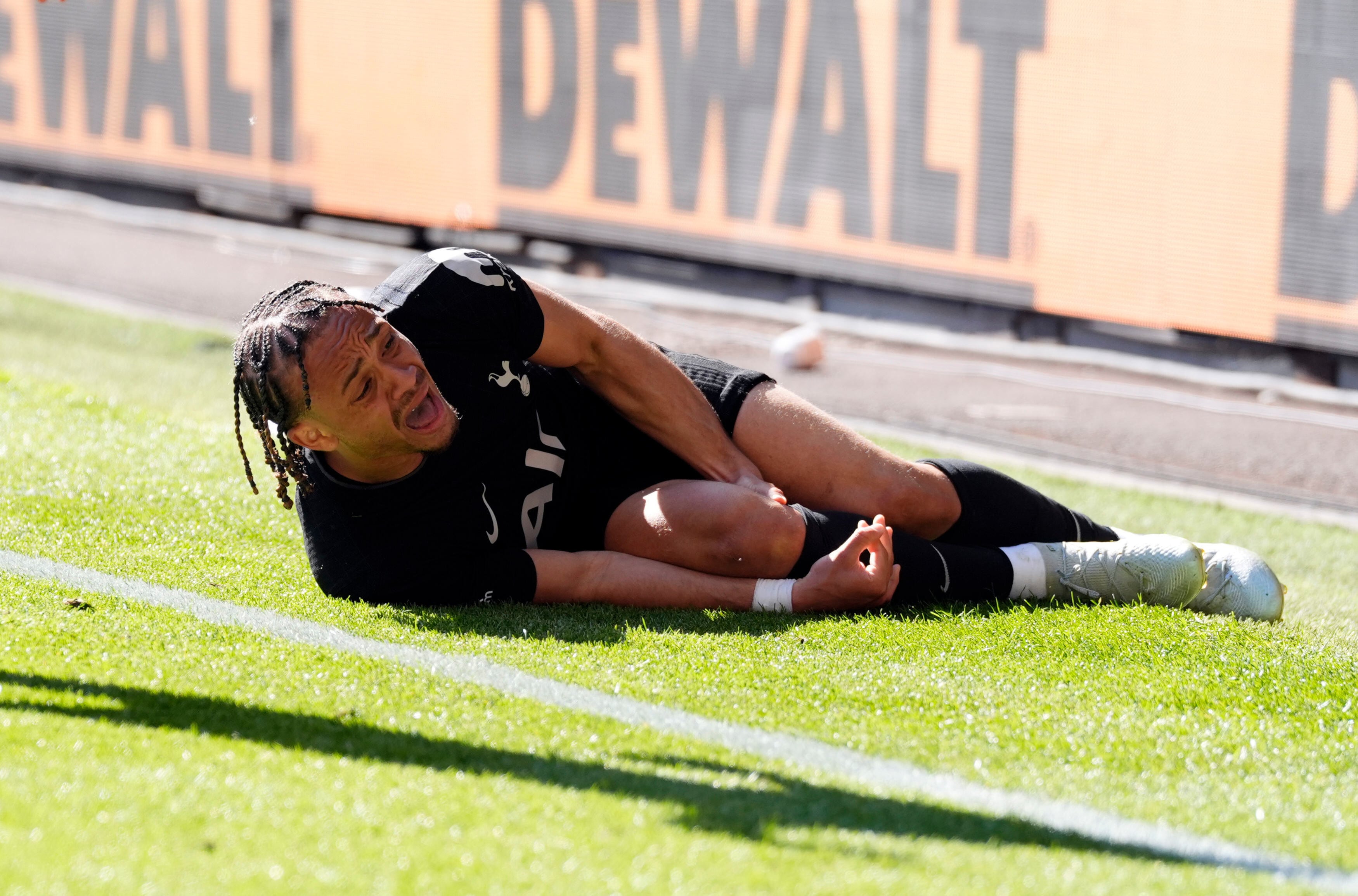 Xavi Simons, mediocampista del Tottenham, sufrió la rotura de ligamentos cruzados en una de sus rodillas (Nick Potts/PA vía AP)