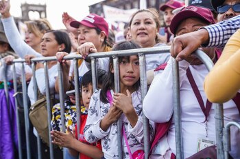 Una niña pequeña asistiendo a
