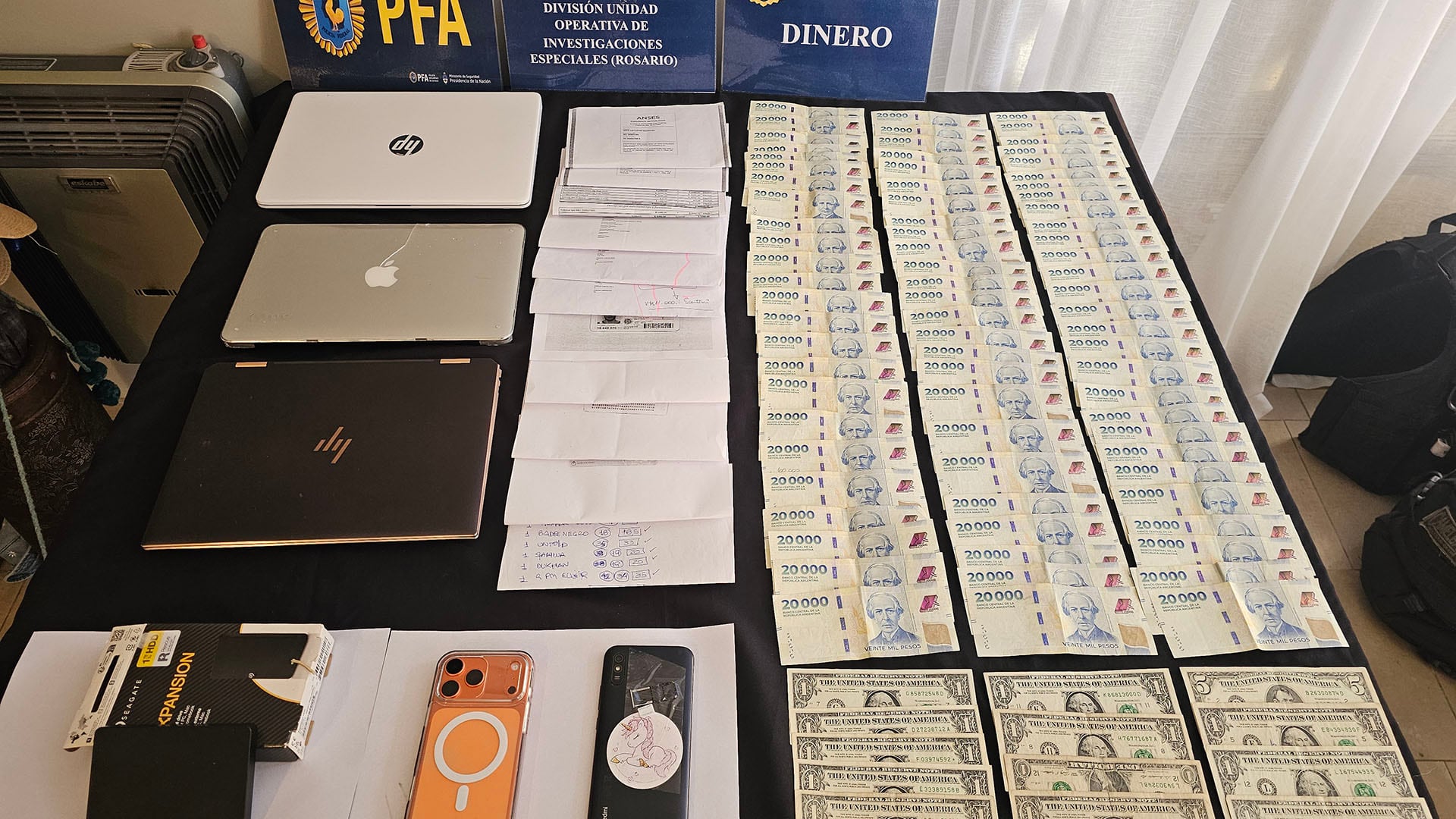 Luego de allanar al ex fiscal y sus cómplices, la PFA secuestró celulares, notebooks, discos rígidos y dinero en efectivo, entre pesos y dólares