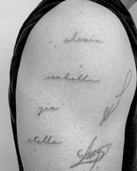 El tatuaje de Matt Damon en recuerdo de Heath Ledger, a la derecha del resto de tatuajes del actor. (Instagram)
