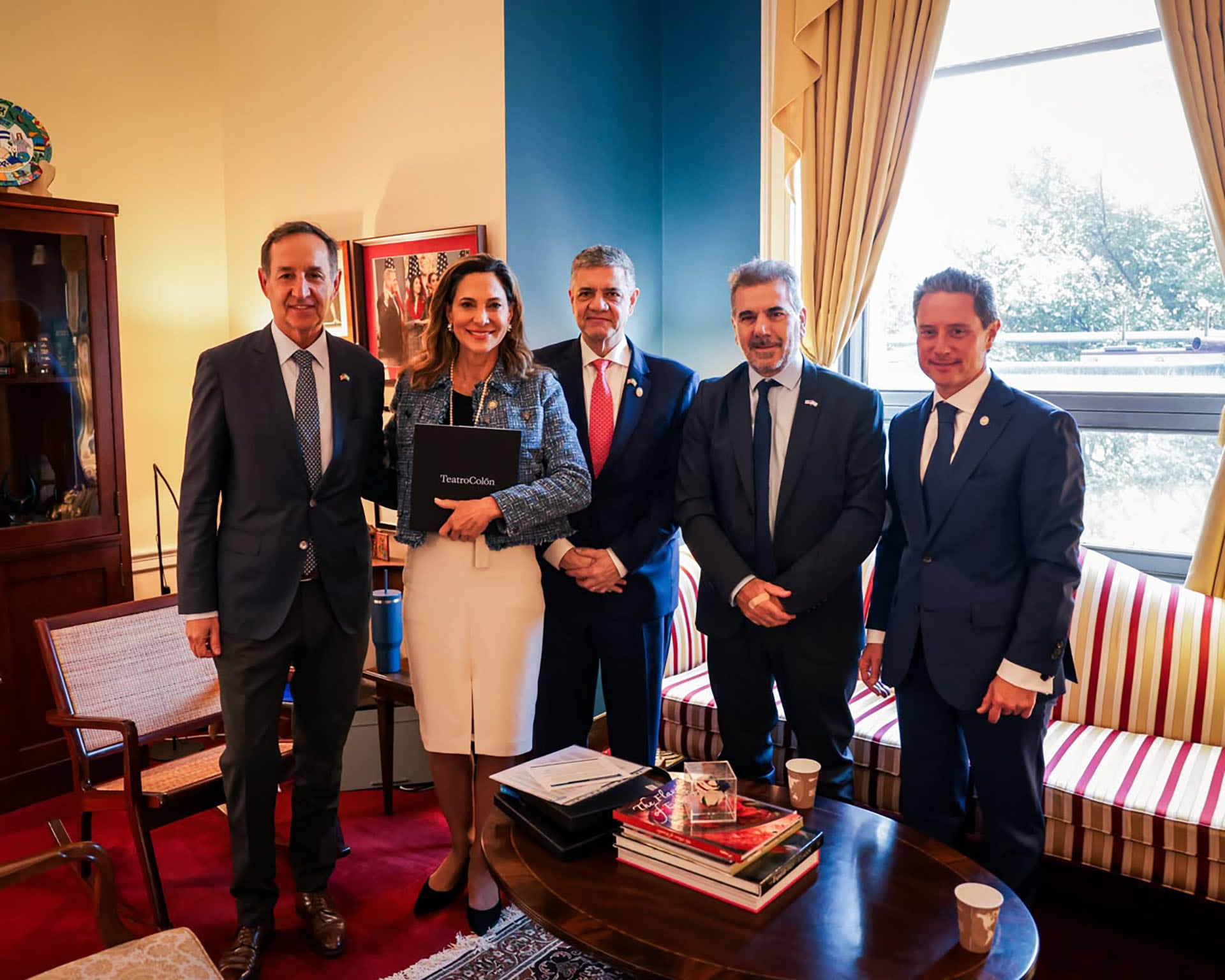 Jorge Macri y Cristian Ritondo posan junto a representantes parlamentarios durante una jornada de trabajo en Estados Unidos.