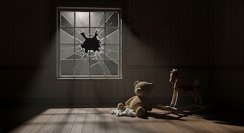 Habitación infantil oscura con ventana rota. Un oso de peluche descosido en el suelo y un caballo mecedor en la penumbra. Rayos de luz entran por la ventana dañada.