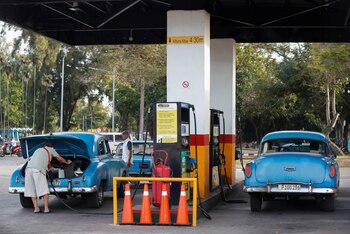 Cubanos cargan combustible en La