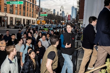La misa católica del domingo por la noche en la iglesia de San José atrae a muchos jóvenes. (Brian Anselm/Para The Washington Post)