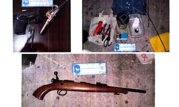 Primer plano de tres fotografías separadas que muestran dos pistolas, un fusil, herramientas, un cargador con balas y sustancias blancas en recipientes