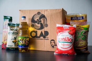 Una caja CLAP (EFE/Miguel Gutiérrez/Archivo)