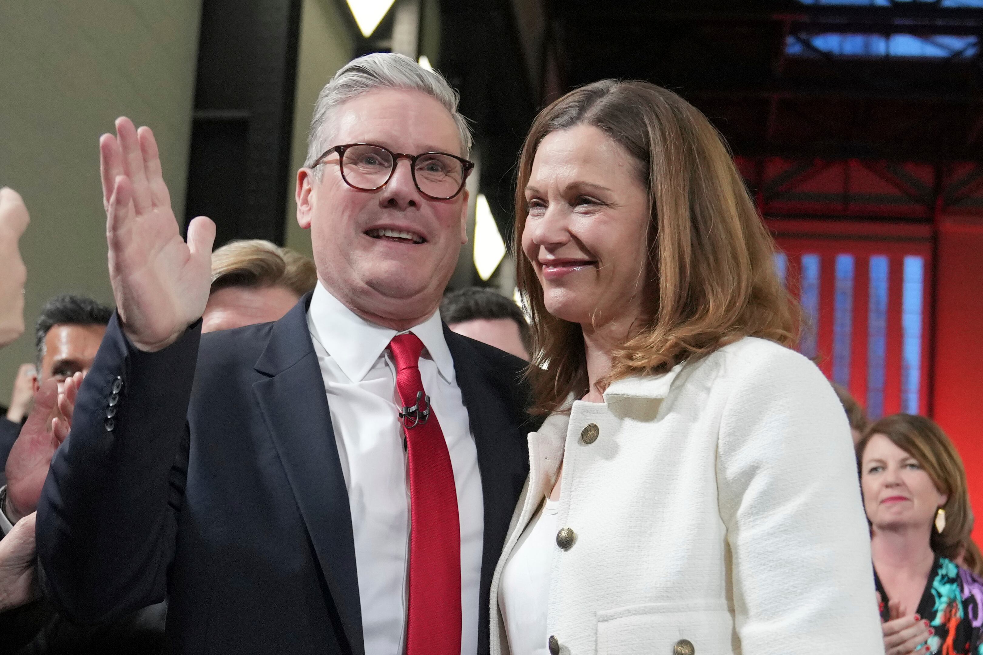 Starmer, que acercó a su partido hacia posiciones más de centro tras la derrota laborista en las elecciones de 2019 de su antecesor Jeremy Corbyn, de corte más izquierdista, hizo una campaña por el “cambio” menos radical que la de su predecesor (AP)