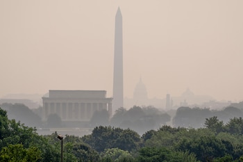 La exposición a partículas finas PM2.5 explica la mayor parte de las muertes por humo de incendios forestales y se asocia con enfermedades respiratorias, cardiovasculares y neurológicas. (AP Foto/J. Scott Applewhite)