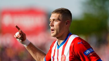 Artem Dovbyk firma por el