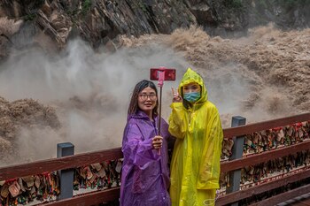 Los turistas chinos toman un
