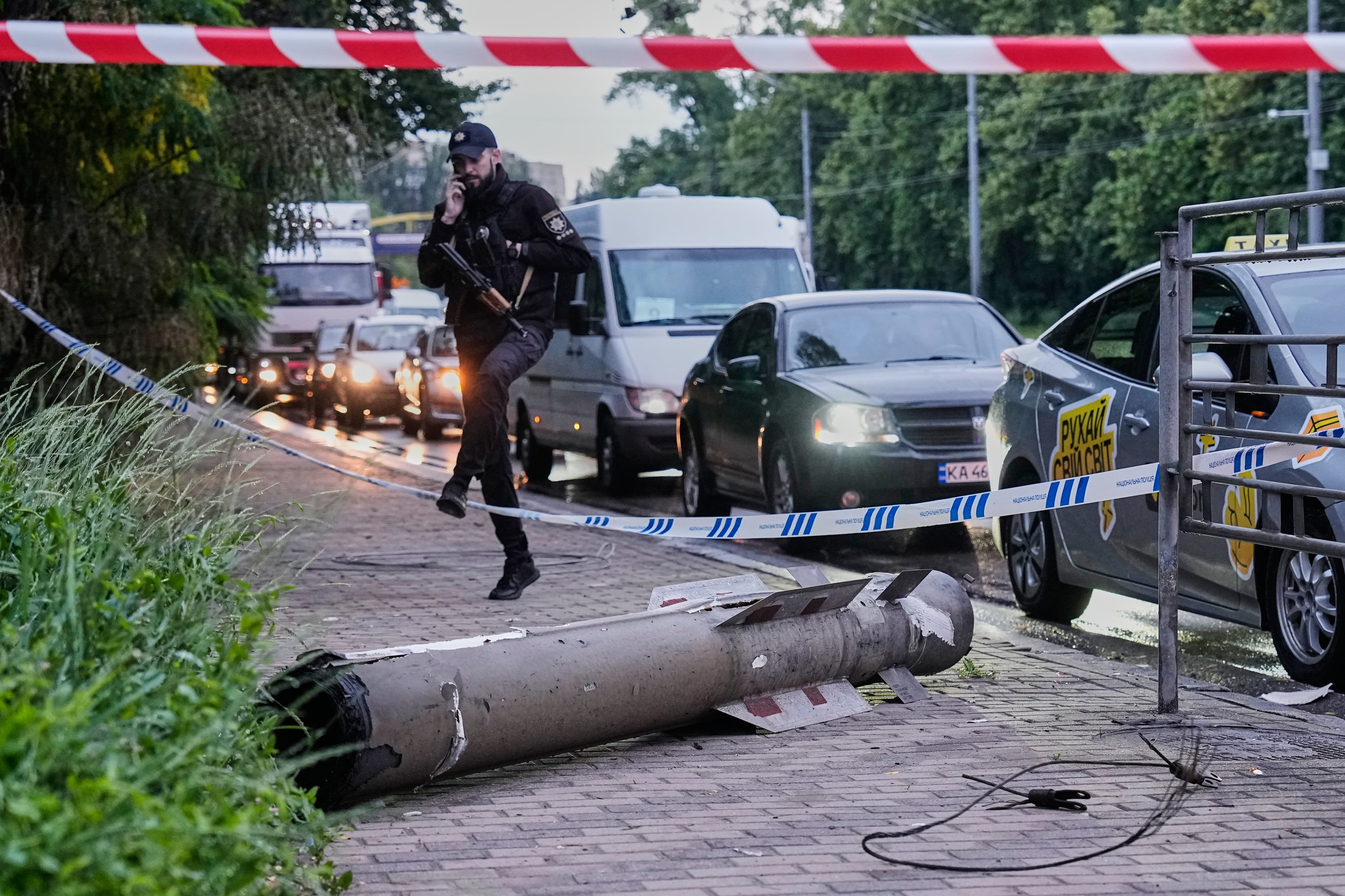 Un fragmento de misil ruso yace en una calle de Kiev tras el ataque nocturno. El servicio de seguridad ucraniano anunció que expondrá públicamente los restos de los drones que impactaron en el Monasterio de las Cuevas. (AP Photo/Efrem Lukatsky)