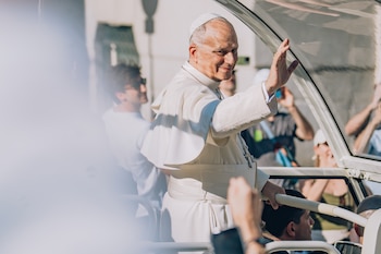 El Papa León XIV a su paso por el Congreso de los Diputados en el papamóvil, a 8 de junio de 2026, en Madrid (España). (César Vallejo Rodríguez/Europa Press)