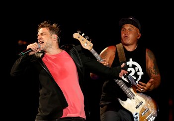 ARCHIVO – En esta fotografía de archivo del 20 de febrero de 2017 el vocalista Vicentico y el bajista Sr. Flavio de la banda argentina de rock Los Fabulosos Cadillacs se presentan en la primera noche del Festival Internacional de la Canción Viña del Mar en la Quinta Vergara de Viña del Mar en Chile. Los Fabulosos Cadillacos son una de las bandas principales de la 22ª edición del Festival Vive Latino que se celebrará el 19 y 20 de marzo de 2022 en la capital mexicana. (Foto AP/Rebecca Blackwell, archivo)