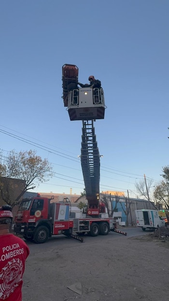 Vecinos del barrio llamaron al 911 al ver al hombre colgado del poste de luz en calle Ricardo Palma