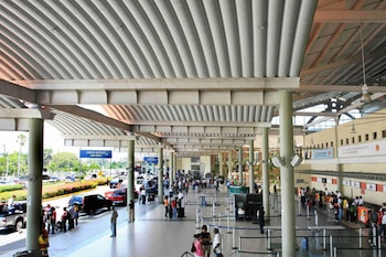 Pasajeros y taxis convergen en