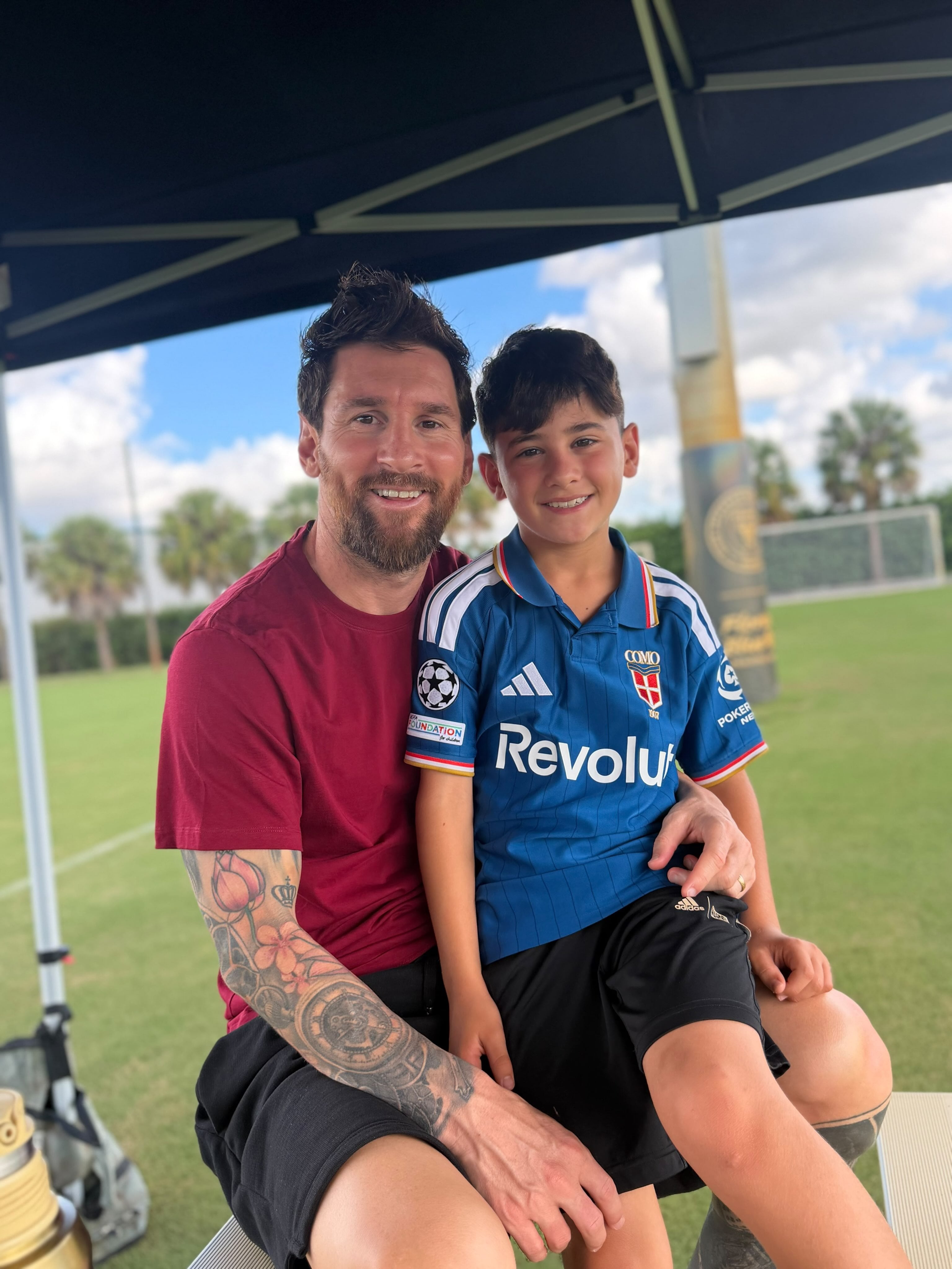 Ciro, el hijo menor de Lionel Messi y Antonela Roccuzzo, con la camiseta del Como 1907, club que dirige Cesc Fábregas y donde juega Nicolás Paz, en la imagen que generó revuelo entre los seguidores del futbolista