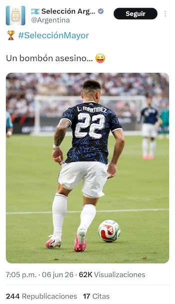 El futbolista Lautaro Martínez de espaldas, con la camiseta azul y blanca número 22, pantalón corto blanco y botines rosas, en un campo de fútbol con un balón