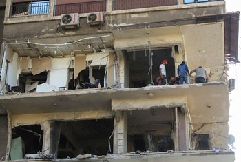 FOTO DE ARCHIVO. Varias personas inspeccionan un edificio dañado en el suburbio de Mezzah, al oeste de Damasco, la capital de Siria el 9 de octubre (REUTERS/Firas Makdesi)
