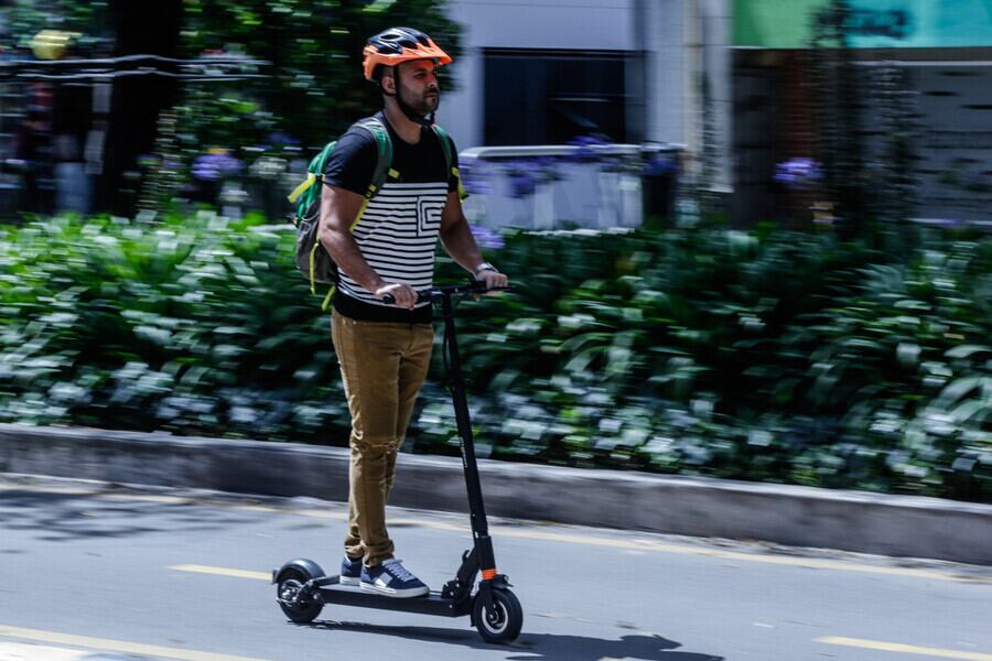 Patinetas y bicicletas eléctricas en Colombia tendrán que llevar lámina de identificación: estos son los datos obligatorios